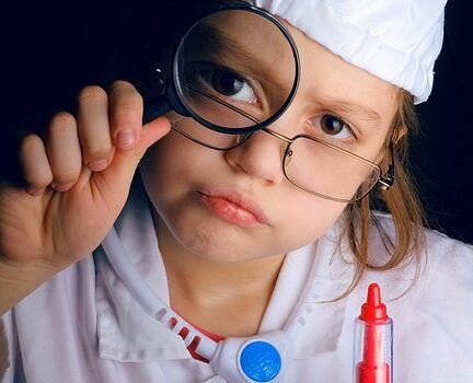 Lo que el médico yerra, lo tapa la tierra Lo que el médico yerra, lo tapa la tierra